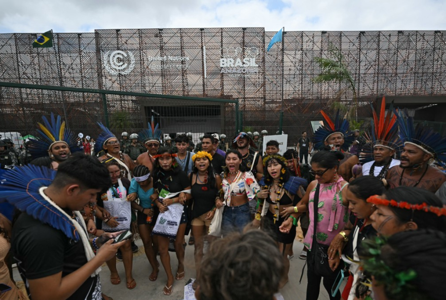 indigenas-bloqueiam-pabellon-da-onu-na-cop30-exigindo-reuniao-com-presidente-lula-da-silva