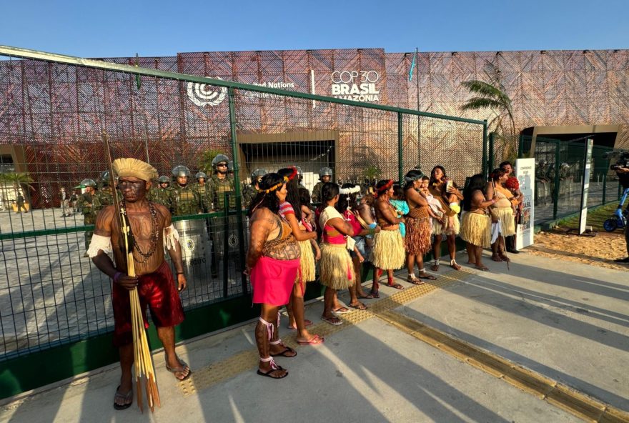 indigenas-munduruku-protestam-bloqueando-a-entrada-da-blue-zone-na-cop-30