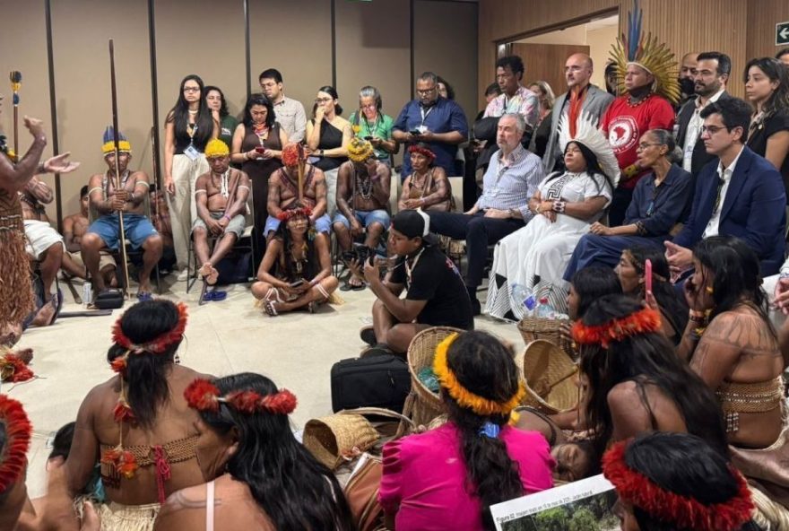 indigenas-munduruku-se-reunem-com-autoridades-apos-manifestacao-na-cop30 indigenas-munduruku-se-reunem-com-autoridades-apos-manifestacao-na-cop30
