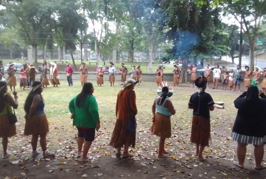 indigenas-promovem-vigilia-no-museu-nacional-pela-devolucao-do-manto-tupinamba-a-bahia3A-saiba-mais-sobre-a-luta-pela-repatriacao