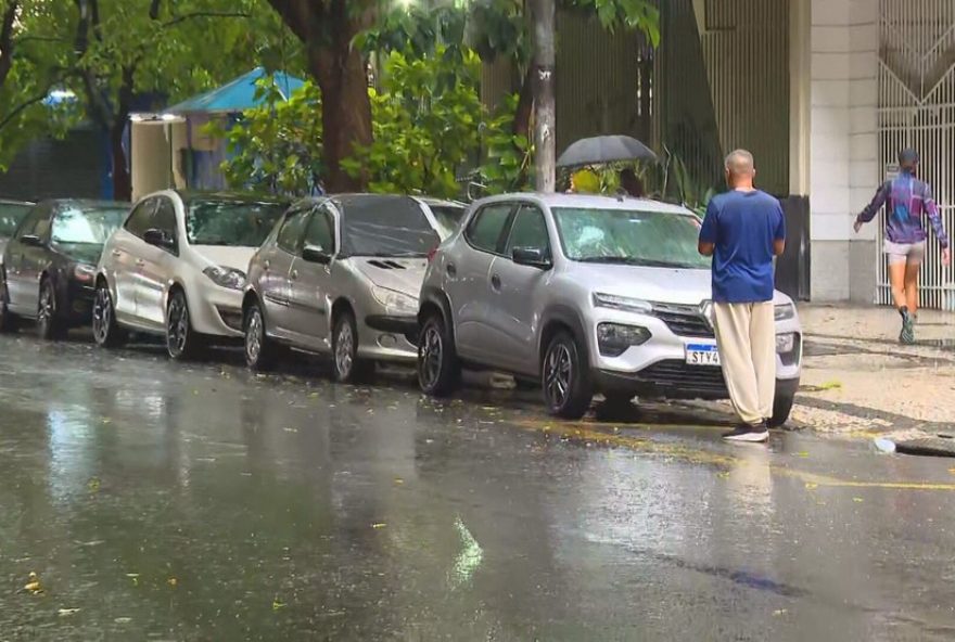 individuo-em-situacao-de-rua-danifica-carros-estacionados-em-copacabana individuo-em-situacao-de-rua-danifica-carros-estacionados-em-copacabana