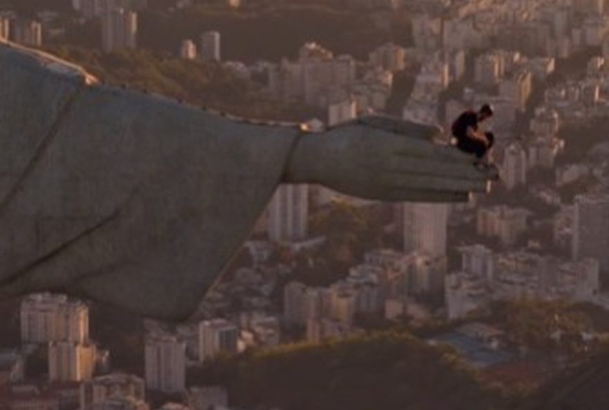 individuo-salta-de-paraquedas-do-cristo-redentor-em-crime-contra-o-patrimonio3A-investigacao-em-andamento