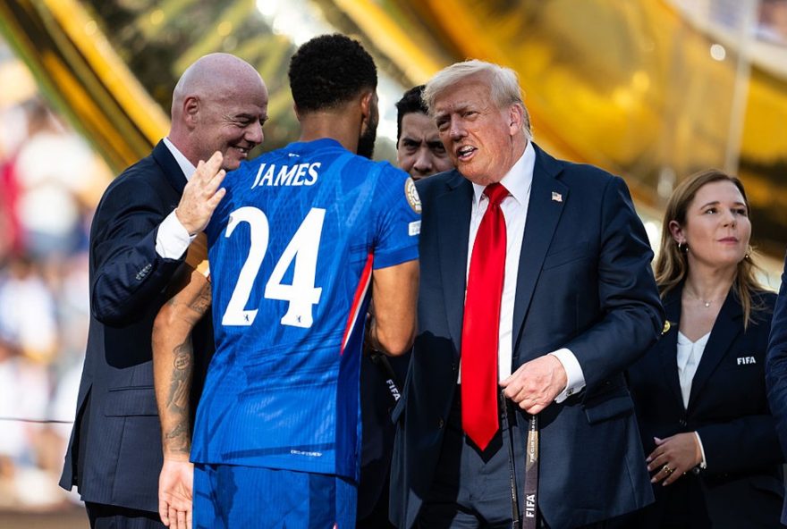 infantino-surpreende-ao-guardar-medalha-da-copa-do-mundo-de-clubes-no-bolso