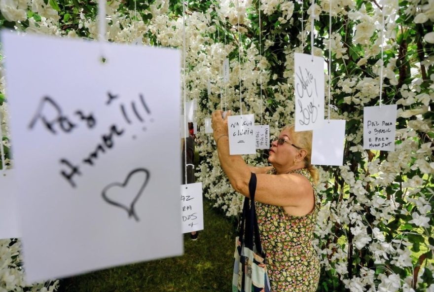 instalacao-com-100-mil-flores-no-jardim-da-saudade-pede-paz-no-dia-de-finados-no-rio-de-janeiro instalacao-com-100-mil-flores-no-jardim-da-saudade-pede-paz-no-dia-de-finados-no-rio-de-janeiro