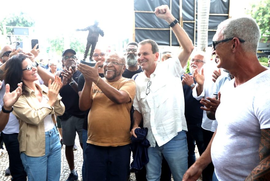 instalacao-da-estatua-de-martinho-da-vila3A-homenagem-na-vila-isabel-com-monumento-de-bronze-de-14-metros-de-altura-e-significado-emocional instalacao-da-estatua-de-martinho-da-vila3A-homenagem-na-vila-isabel-com-monumento-de-bronze-de-14-metros-de-altura-e-significado-emocional