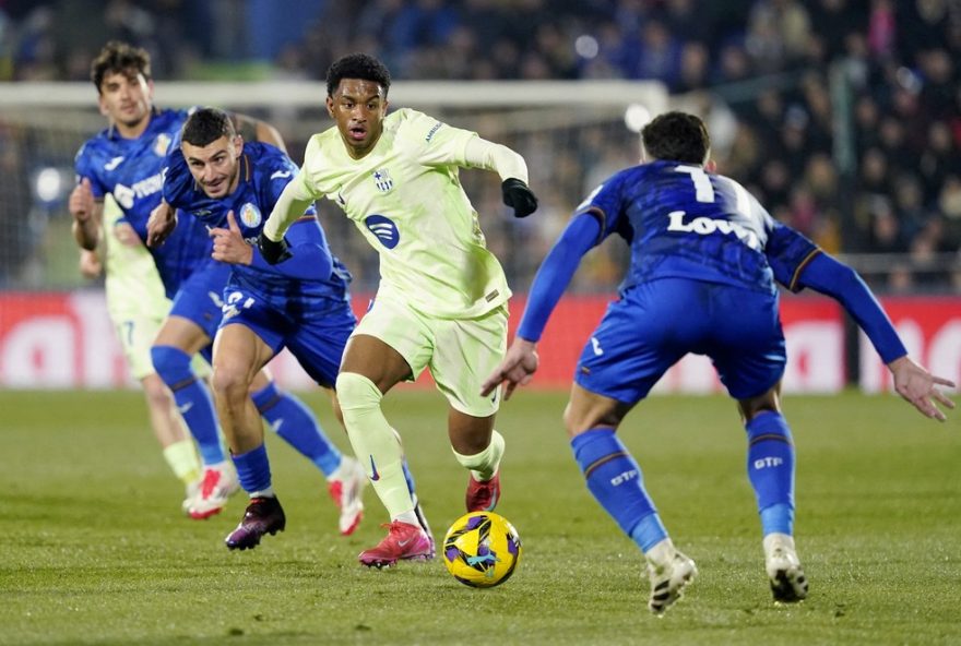 insultos-racistas-em-jogo-do-barcelona-contra-getafe3A-lateral-denuncia-e-tecnicos-condenam-racismo