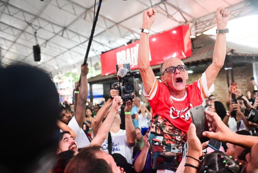 integrantes-de-outras-escolas-aplaudem-emocionados-vitoria-da-viradouro-no-carnaval-do-rio-de-janeiro integrantes-de-outras-escolas-aplaudem-emocionados-vitoria-da-viradouro-no-carnaval-do-rio-de-janeiro