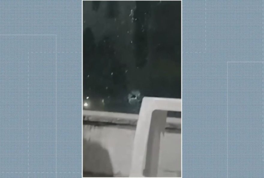 intensa-troca-de-tiros-entre-pms-e-traficantes-deixa-3-feridos-na-vila-kennedy2C-bangu3A-casa-atingida-por-bala-perdida