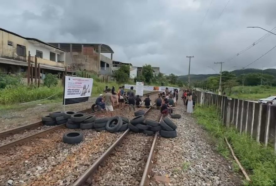 interdicao-de-ferrovia-por-indigenas-impede-circulacao-entre-bh-e-es