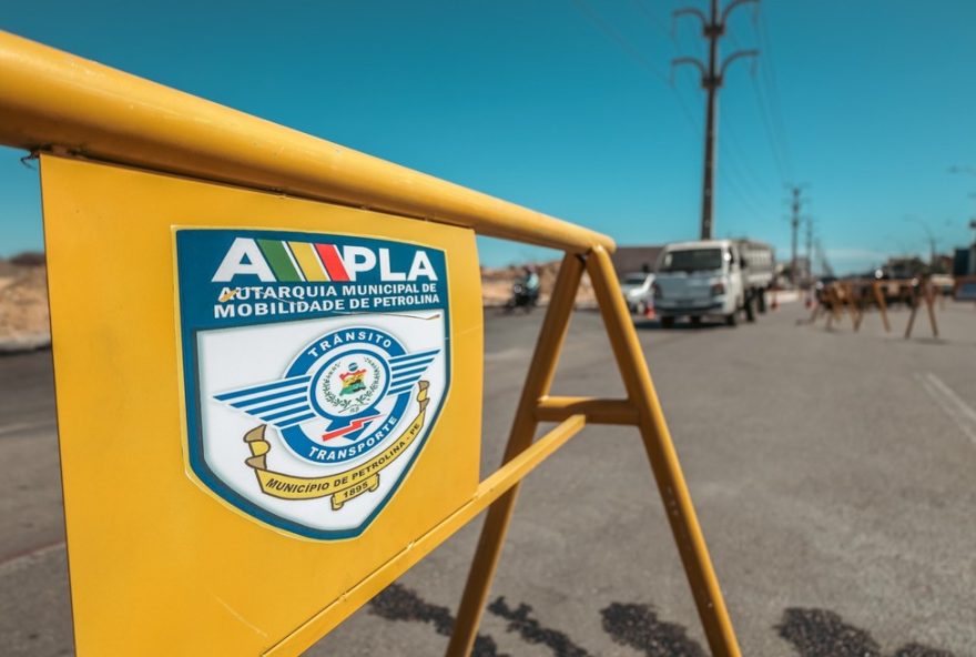 interdicao-na-estrada-das-pedrinhas-e-avenida-honorato-viana3A-obras-de-melhorias-viarias-em-petrolina2C-pernambuco