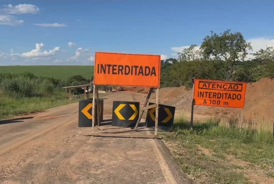 interdicao-na-rodovia-roberto-mario-perosa-em-sp-gera-transtornos-aos-usuarios3A-obra-de-recuperacao-prolongada-ate-abril2C-aumentando-distancias-e-custos