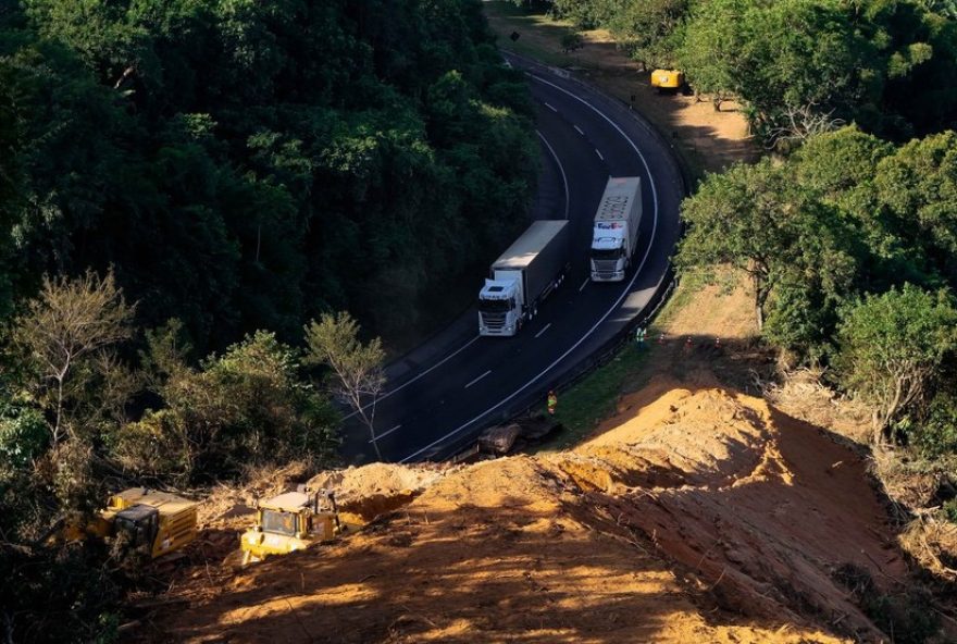 interdicao-na-serra-das-araras-para-detonacao-de-rochas3A-veja-rotas-alternativas-e-orientacoes-para-via-dutra.-evite-contratempos