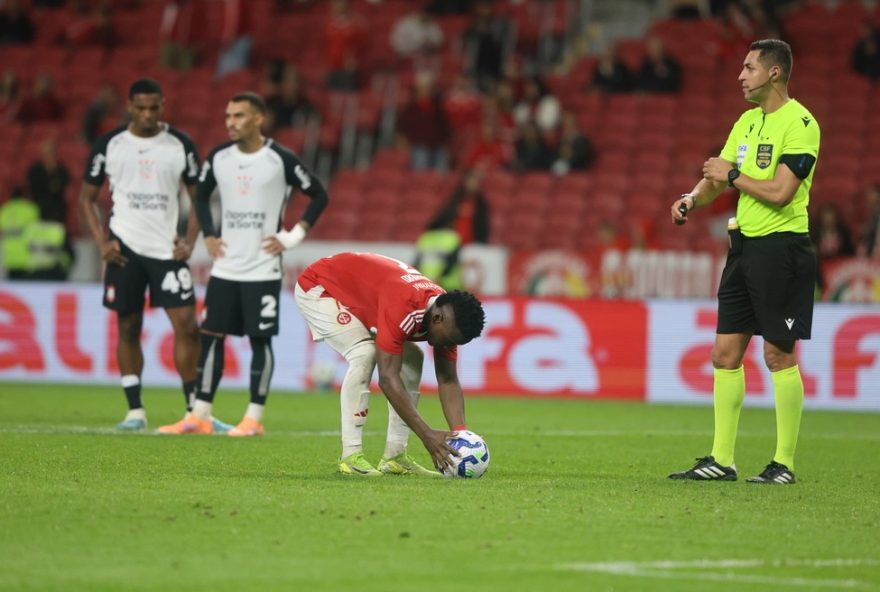 internacional-e-corinthians3A-rivalidade-e-tensao-marcam-empate-em-1-a-1-com-polemicas-e-exaltacoes-no-campo-e-nos-bastidores