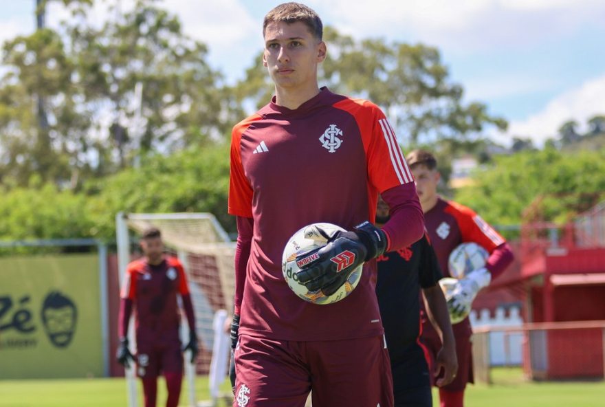 internacional-inicia-negociacao-de-emprestimo-do-goleiro-henrique-menke-para-clube-italiano-treinado-por-fabregas