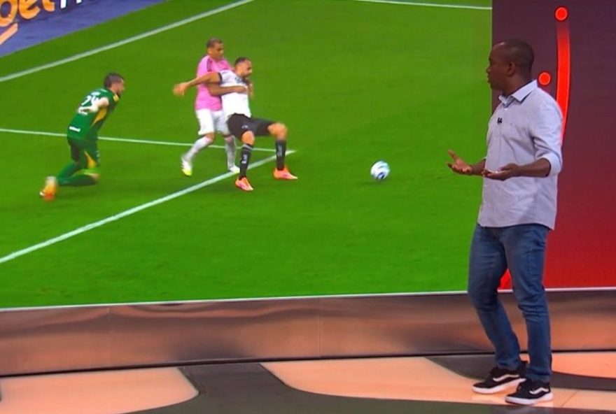 internacional-x-botafogo3A-pc-de-oliveira-aponta-penalti-nao-marcado-em-arthur-cabral-analise-polemica-da-arbitragem-no-brasileirao