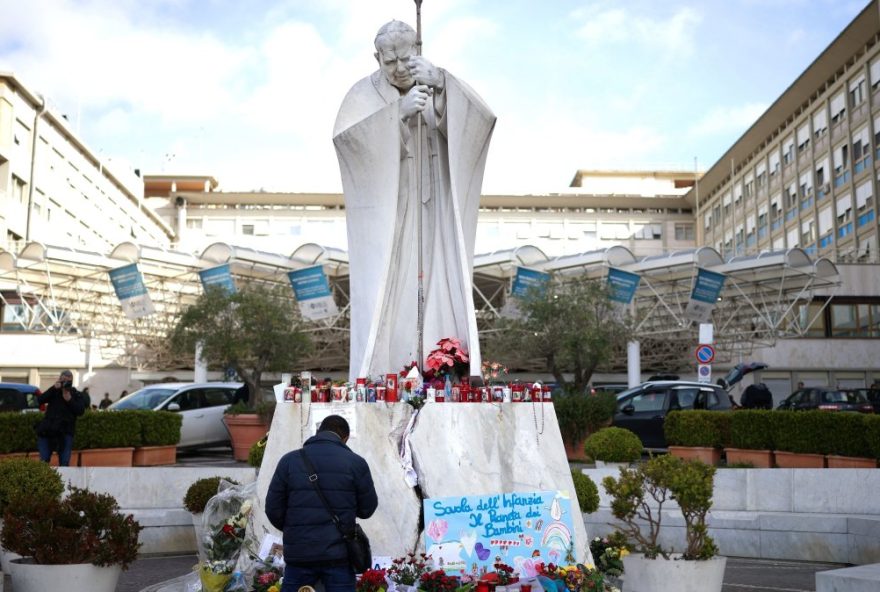 internado-ha-tres-semanas2C-pontifice-tem-noite-tranquila-no-hospital3A-atualizacoes-sobre-saude-e-fisioterapia-respiratoria