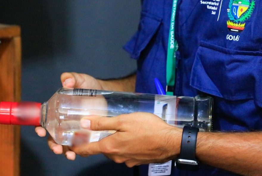 intoxicacao-por-metanol-em-bebidas3A-jovem-com-dores-na-barriga-e-um-dos-casos-suspeitos-em-goias
