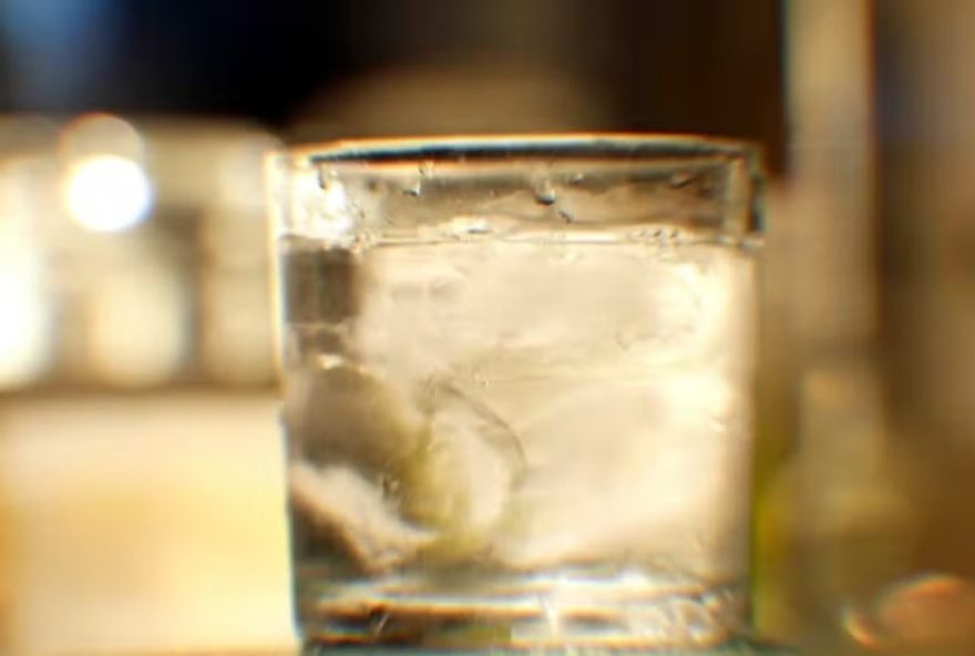 intoxicacao-por-metanol3A-df-investiga-novo-caso-suspeito-em-jovem-de-22-anos-apos-consumo-de-vodca-adulterada