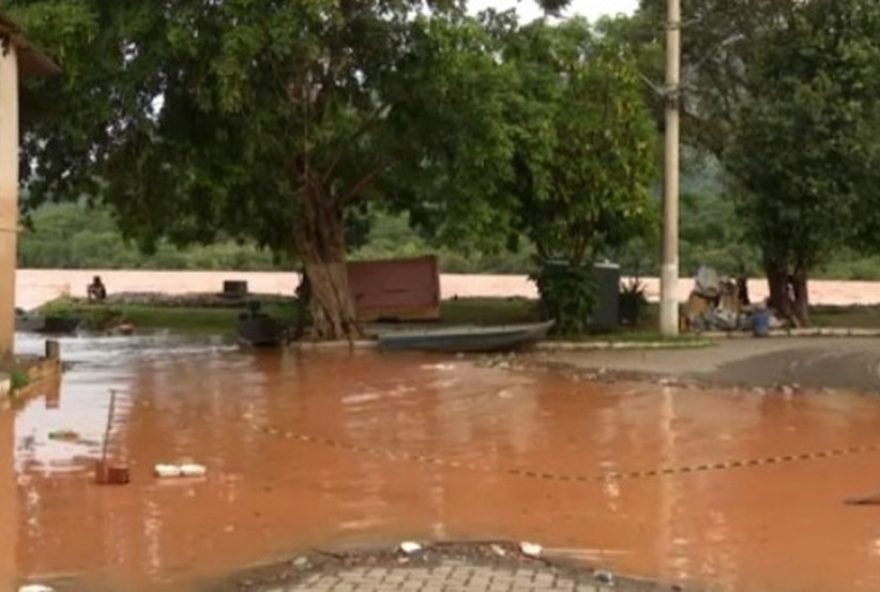 inundacao-no-rio-doce-em-governador-valadares3A-aumento-de-19cm-em-12-horas-preocupa-moradores.-medidas-de-seguranca-sao-essenciais