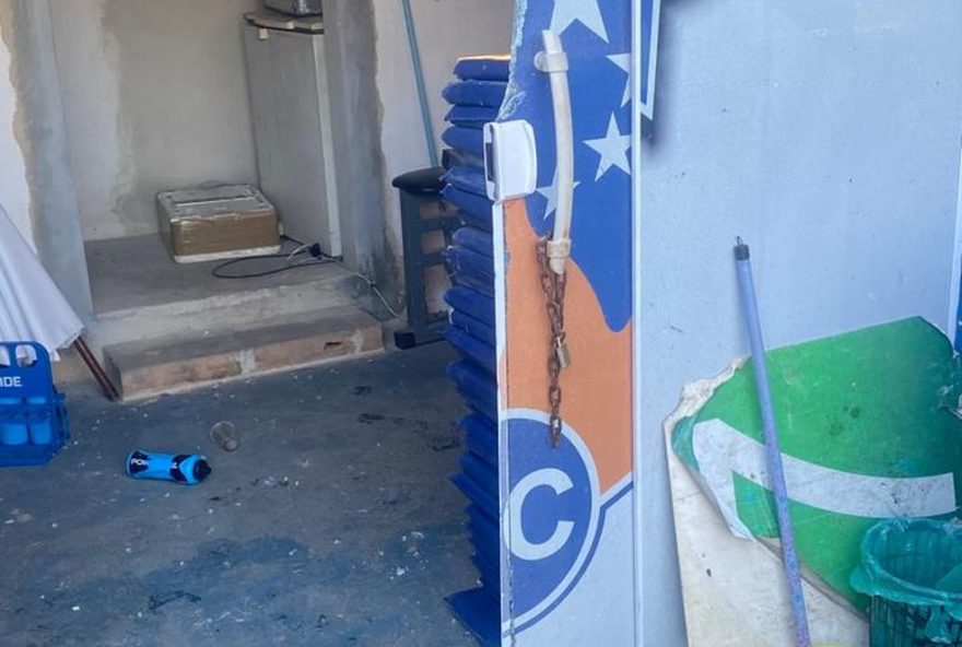 invasao-ao-centro-de-treinamento-do-duque-de-caxias3A-clube-enfrenta-momentos-turbulentos-e-reforca-necessidade-de-seguranca-no-futebol