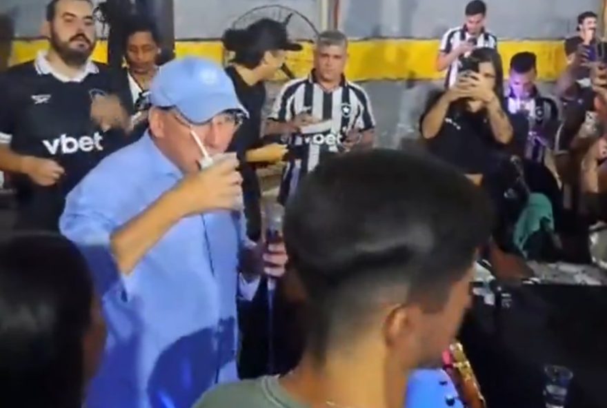 investidor-americano-curte-clima-de-samba-com-torcedores-do-botafogo-antes-de-jogo-decisivo-na-copa-do-brasil