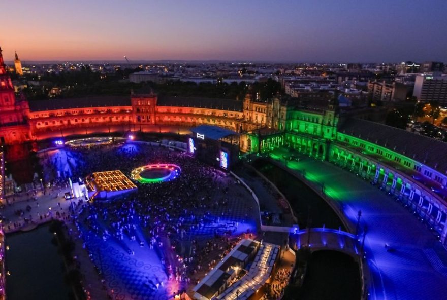 Icónica Santalucía Sevilla Fest FOTODELDÍA GRAF4854. SEVILLA (ESPAÑA), 25/06/2025.- Fotografía de la Plaza de España iluminada este miércoles, en el marco de las celebraciones del Mes del Orgullo, en Sevilla (España). EFE/Raúl Caro
