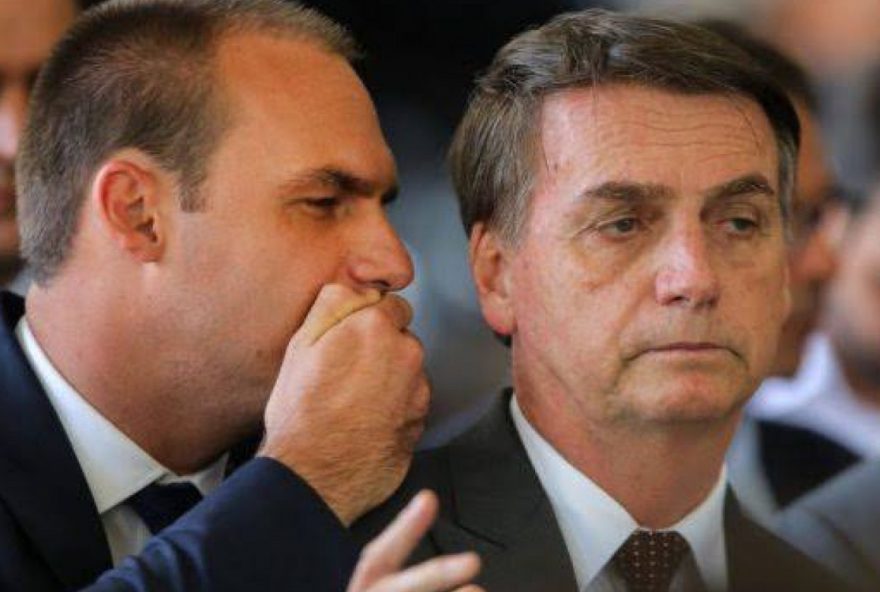 investigacao-da-pf-aponta-indicios-de-que-eduardo-bolsonaro-usou-conta-da-mulher-para-esconder-dinheiro