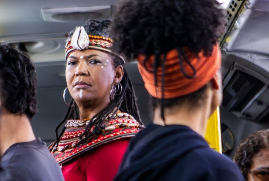 invisibilidade-feminina-negra-com-deficiencia-em-peca-de-teatro-dentro-de-onibus-no-centro-de-sp-veja