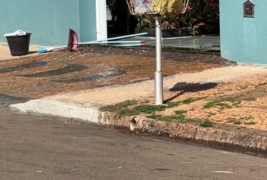 iracemapolis3A-moradores-sao-flagrados-desperdicando-agua-apos-decreto-de-multa-por-uso-inadequado