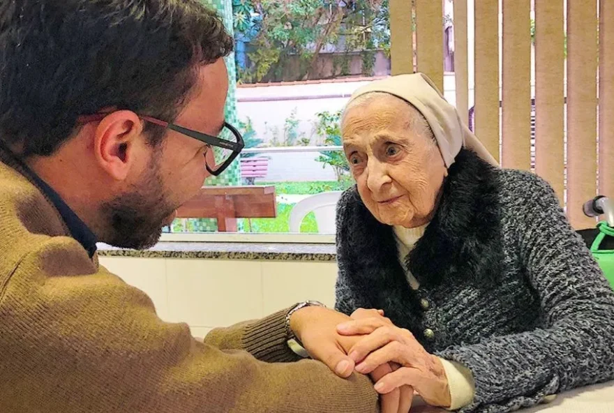 Irmã Inah Canabarro Lucas vive em Porto Alegre, ela é a mulher mais velha do mundo, com 116 anos. Ela na foto com o Frei Everton Machado • Arquidiocese de Porto Alegre