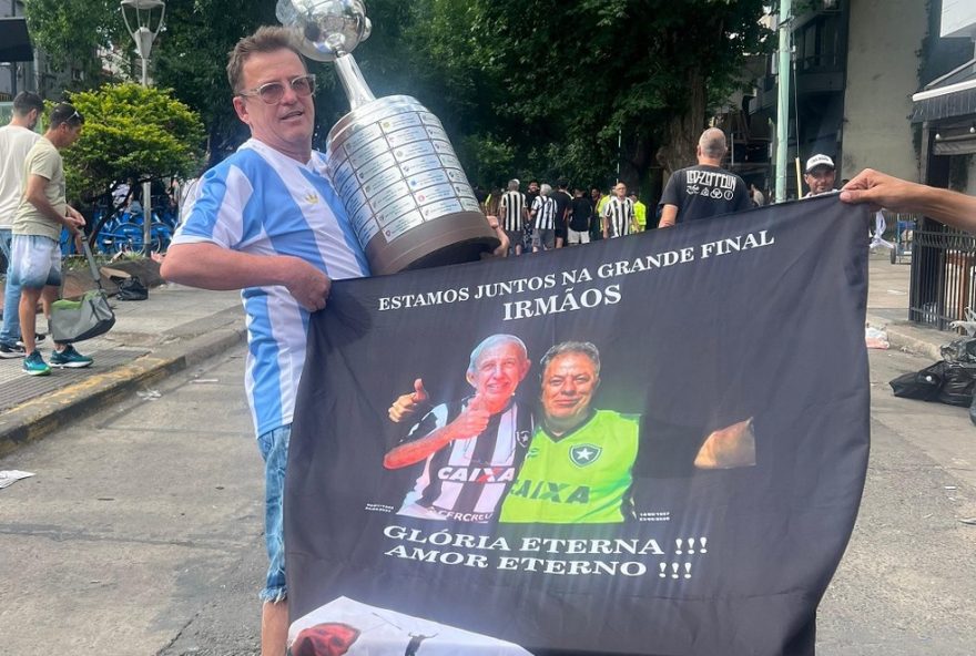 irmao-botafoguense-homenageia-familiares-falecidos-em-final-da-libertadores2C-em-buenos-aires