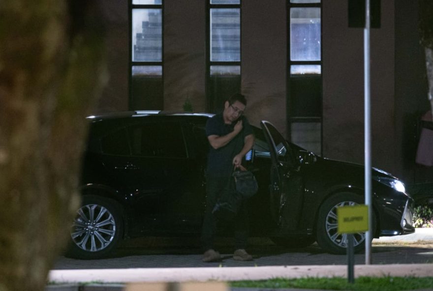 irmao-de-michelle-bolsonaro-leva-itens-para-bolsonaro-na-superintendencia-da-pf