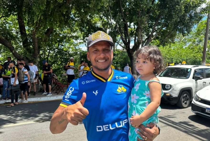 irmao-gemeo-do-capitao-do-criciuma-viaja-mais-de-400-km-para-jogo-decisivo-em-cuiaba