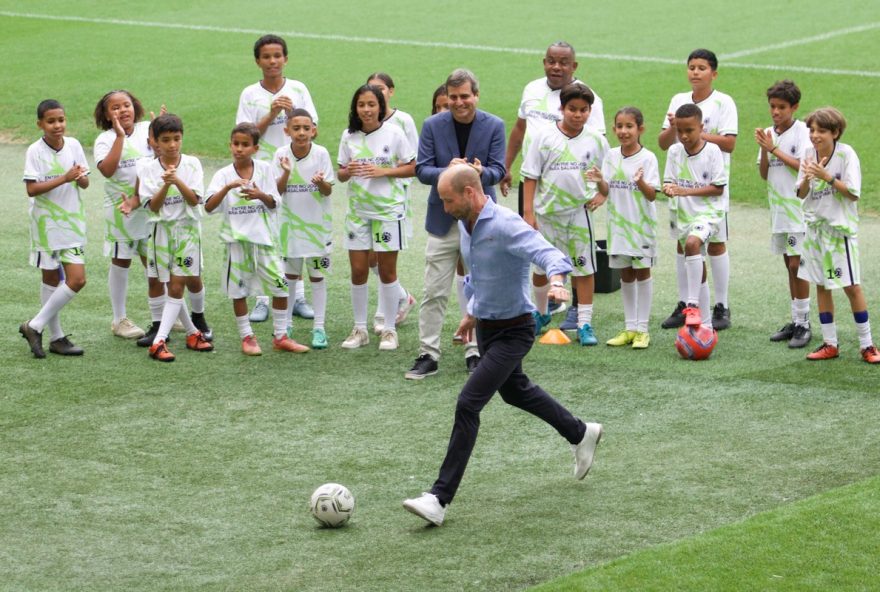 irmaos-da-praca-seca-jogam-futebol-com-principe-william-no-maracana irmaos-da-praca-seca-jogam-futebol-com-principe-william-no-maracana