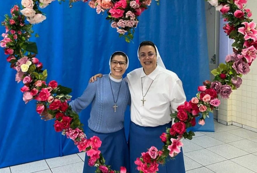 irmas-da-copiosa-redencao-surpreendem-ao-cantar-e-dancar3A-nossa-vida-real-continua