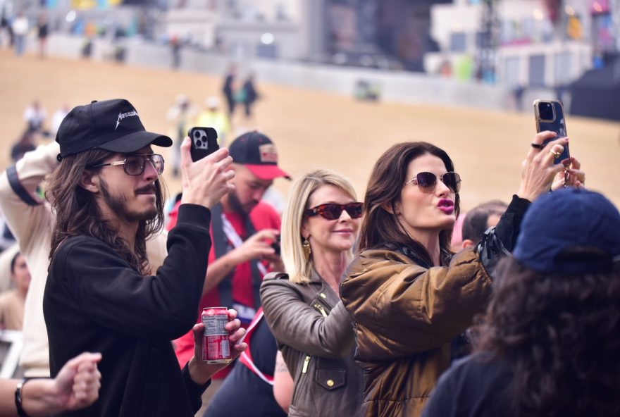 isabeli-fontana-assiste-show-de-di-ferrero-no-the-town-acompanhada-de-cacula-que-se-mudara-para-os-eua