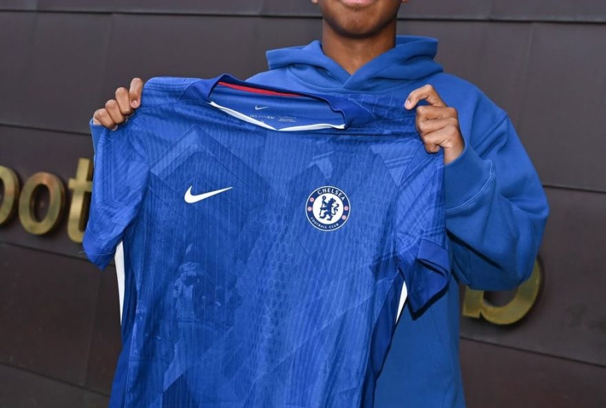isago-silva3A-filho-de-thiago-silva-celebra-contrato-profissional-com-o-chelsea