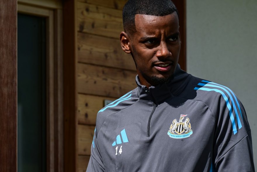 isak-em-crise-no-newcastle3A-atacante-sueco-afastado-e-cobicado-pelo-liverpool.-eddie-howe-promove-churrasco-sem-ele
