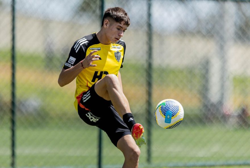 ivan-roman-como-volante-no-atletico-mg3A-henrique-fernandes-avalia-como-22necessidade22-a-improvisacao-e-a-carencia-de-reforcos-no-elenco