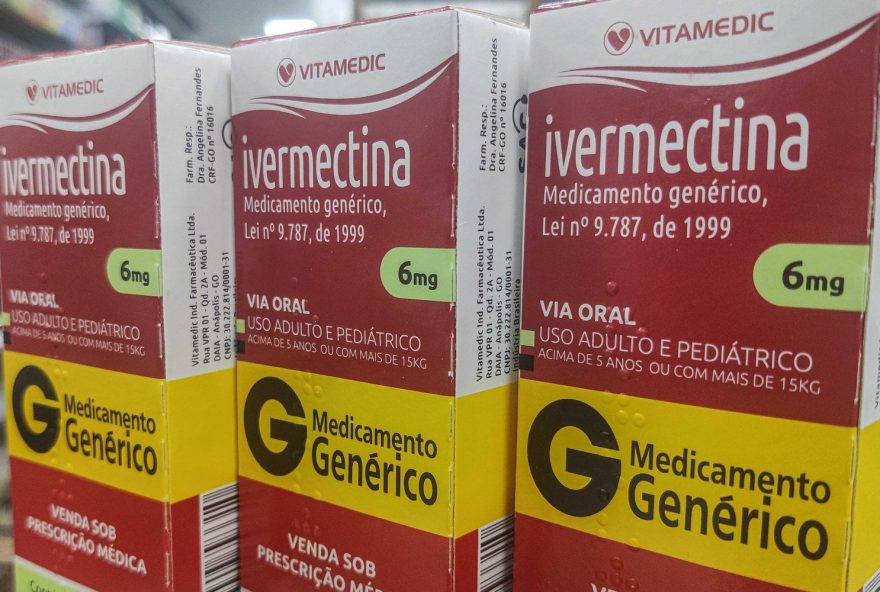 SC - CORONAVÍRUS/IVERMECTINA/ESTUDOS - GERAL - A ivermectina, usada para tratamento contra parasitas em seres humanos e animais, é tida   como a nova medicação capaz de curar-ou prevenir-a infecção contra o coronavírus.   Mesmo sem nenhum estudo conclusivo comprovando a eficácia do remédio para tratar a   covid-19, o Sindicato do Comércio Varejista de Produtos Farmacêuticos no Estado de São   Paulo (Sincofarma) confirma que houve um aumento das prescrições, mas especialistas   alertam para os riscos de uso indevido. Cientistas australianos publicaram em junho um   estudo científico informando que o remédio conseguiu interromper a replicação do vírus   em laboratório. A Agência Nacional de Vigilância Sanitária (Anvisa) já havia informado   em nota no dia 10 que os estudos sobre a ivermectina para tratar covid-19 não eram   conclusivos.   20/07/2020 - Foto: EDUARDO VALENTE/ISHOOT/ESTADÃO CONTEÚDO