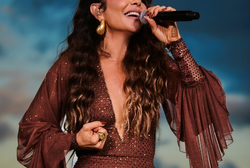 ivete-sangalo-canta-pagodes-genericos-em-conexao-artificial-com-o-samba-de-clara-nunes-no-album-clareou-ao-vivo ivete-sangalo-canta-pagodes-genericos-em-conexao-artificial-com-o-samba-de-clara-nunes-no-album-clareou-ao-vivo