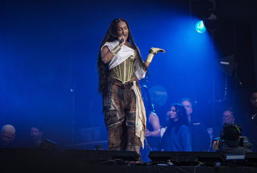 iza-brilha-no-the-town-com-show-reggae-ao-lado-de-olodum-e-toni-garrido