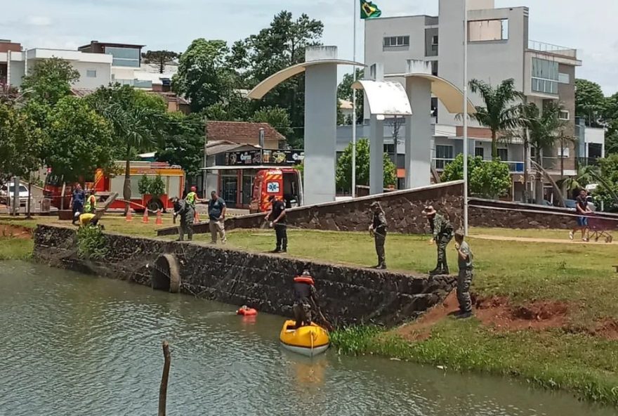 jacare-solto-em-lago-turistico-na-fronteira-brasil-argentina-movimenta-operacao-de-resgate