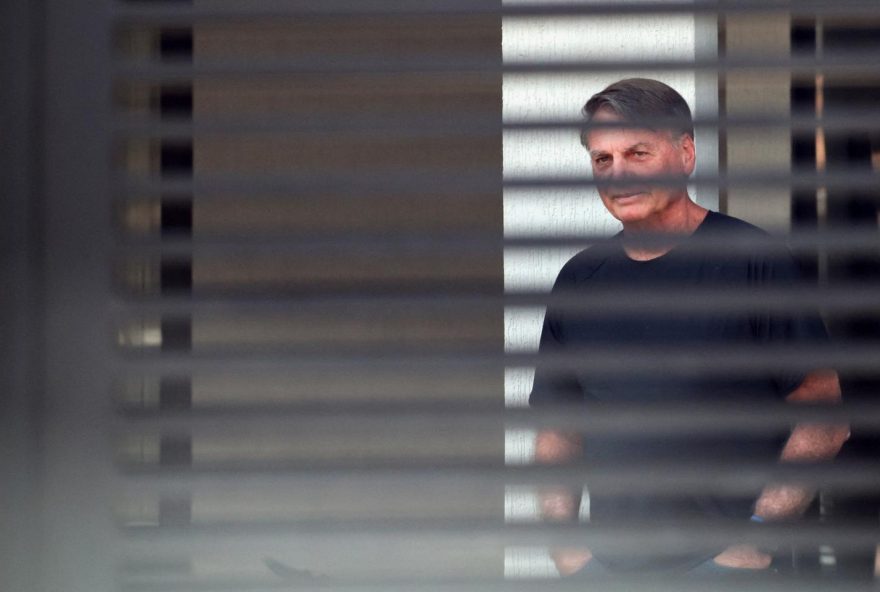 jair-bolsonaro-e-colocado-sob-vigilancia-policial-reforcada-para-evitar-fuga-antes-de-seu-julgamento-no-brasil