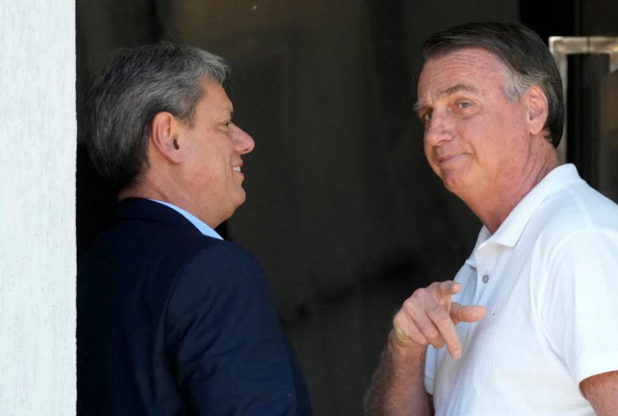 jair-bolsonaro-e-transferido-de-volta-para-a-prisao-apos-sair-do-hospital jair-bolsonaro-e-transferido-de-volta-para-a-prisao-apos-sair-do-hospital