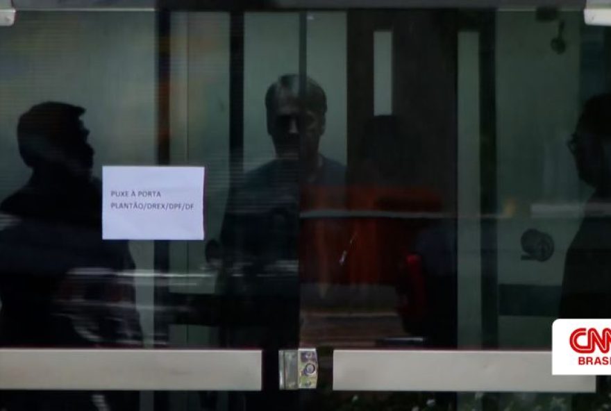 jair-bolsonaro-e-visto-nas-instalacoes-da-policia-federal-um-dia-apos-sua-detencao