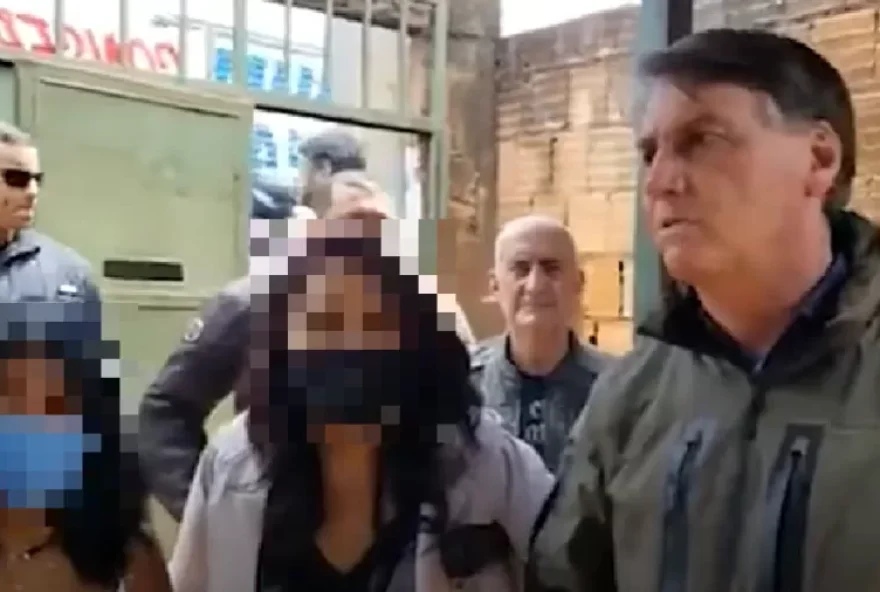 Bolsonaro durante visita a venezuelanas em 2021. (Foto: Reprodução/UOL)