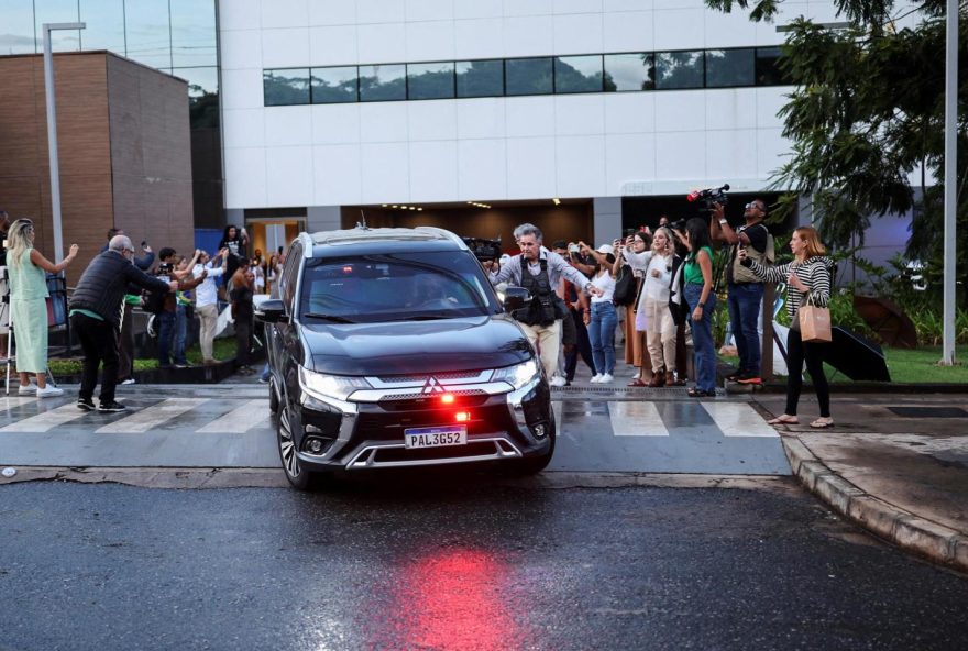 jair-bolsonaro-recebe-alta-medica-e-volta-a-prisao-apos-oito-dias-hospitalizado-1 jair-bolsonaro-recebe-alta-medica-e-volta-a-prisao-apos-oito-dias-hospitalizado-1