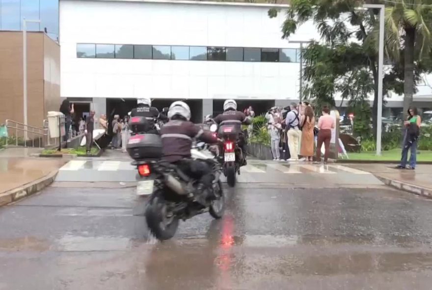 jair-bolsonaro-recebe-alta-medica-e-volta-a-prisao-apos-oito-dias-hospitalizado jair-bolsonaro-recebe-alta-medica-e-volta-a-prisao-apos-oito-dias-hospitalizado