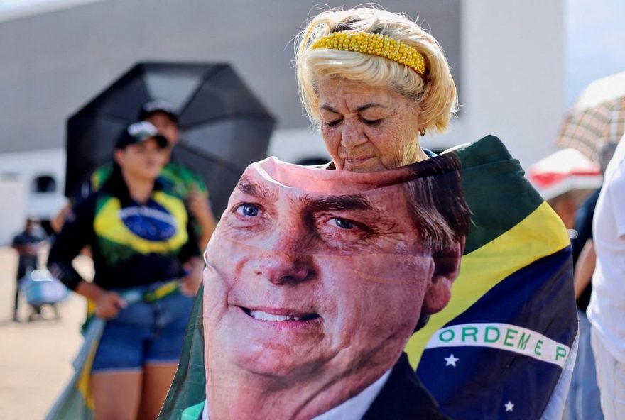 jair-bolsonaro2C-ex-presidente-brasileiro2C-e-retirado-da-prisao-para-ser-hospitalizado-novamente jair-bolsonaro2C-ex-presidente-brasileiro2C-e-retirado-da-prisao-para-ser-hospitalizado-novamente